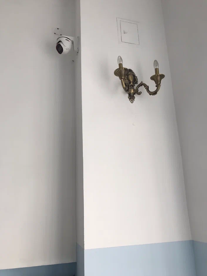 Монтаж камер на фасаде здания