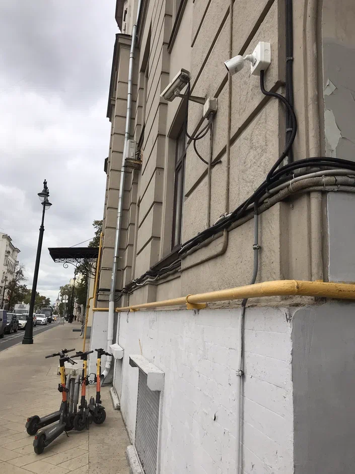 Монтаж камер на фасаде здания